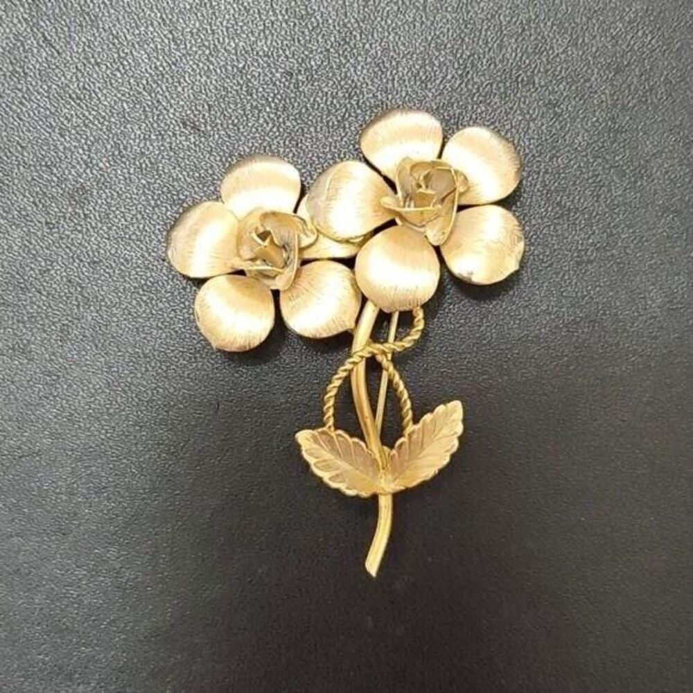 Vintage Giovanni gold tone double flower brooch